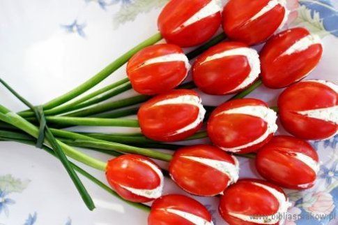 tulipani di pomodorini ripieni di formaggio (foto del blog https://bibliasmakow.pl)