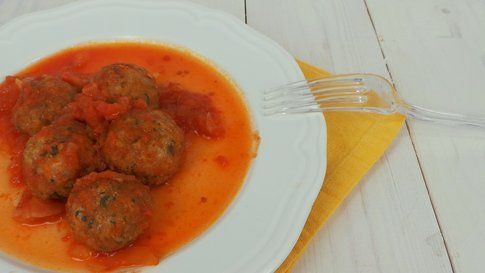 piatto con polpette light di pollo al sugo leggero