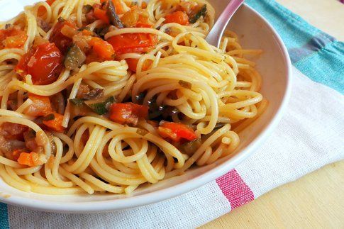 particolare del piatto di pasta con il sugo di verdure