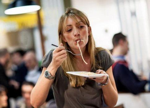 Paola mentre si mangia gli spaghetti (credits photo Alessandro Castiglioni)