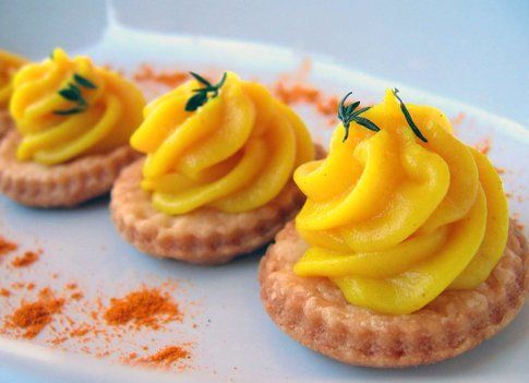 Tartellette con crema pasticcera alla curcuma (foto Pareti di Zucchero)