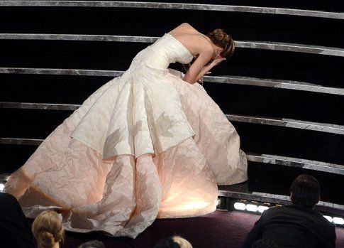 Jennifer Lawrence cade mentre va a ritirare l'Oscar - foto da giornalettismo