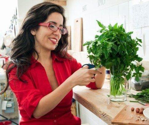 Roberta Deiana alle prese con le erbe aromatiche