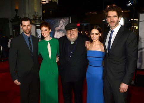 George R. R. Martin con il cast di Game of Thrones alla premiere della terza stagione