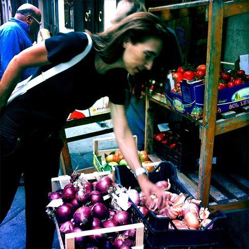 Sandra mentre compra frutta e verdura