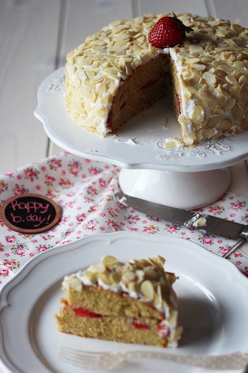 Torta di compleanno con fragole, mandorle e crema pasticcera