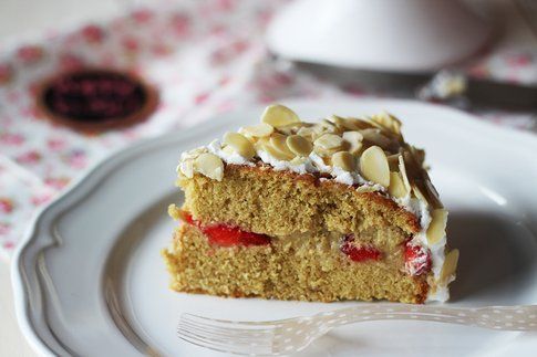 Fetta di torta all'aroma di moscato, con fragole e crema pasticcera