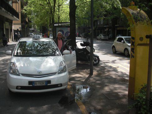 Enzo Tarsia con il suo taxi - foto concesse dallo stesso autore