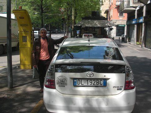 Enzo Tarsia con il suo taxi - foto concesse dallo stesso autore