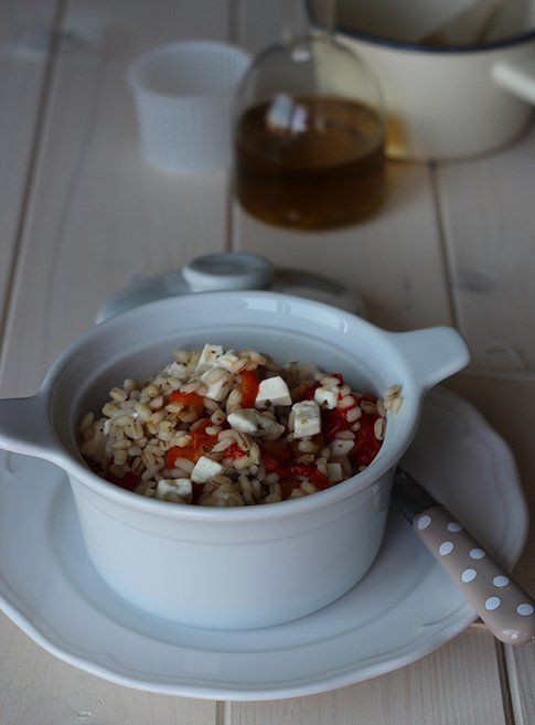 Insalata tiepida di orzo, peperoni al forno e primo sale