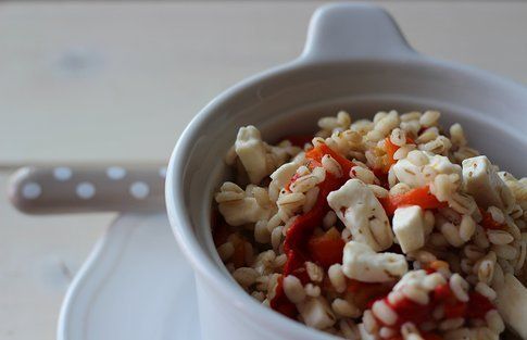 Primo piano dell'insalata tiepida di orzo, peperoni al forno e primo sale