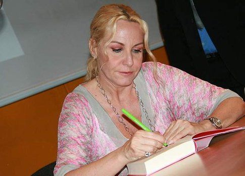 Antonella Clerici alle prese con gli autografi