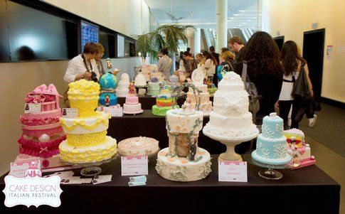 Stand con creazioni di torte decorate al Cake Design Festival