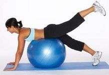 allenamento per tonificare i glutei con la fit ball