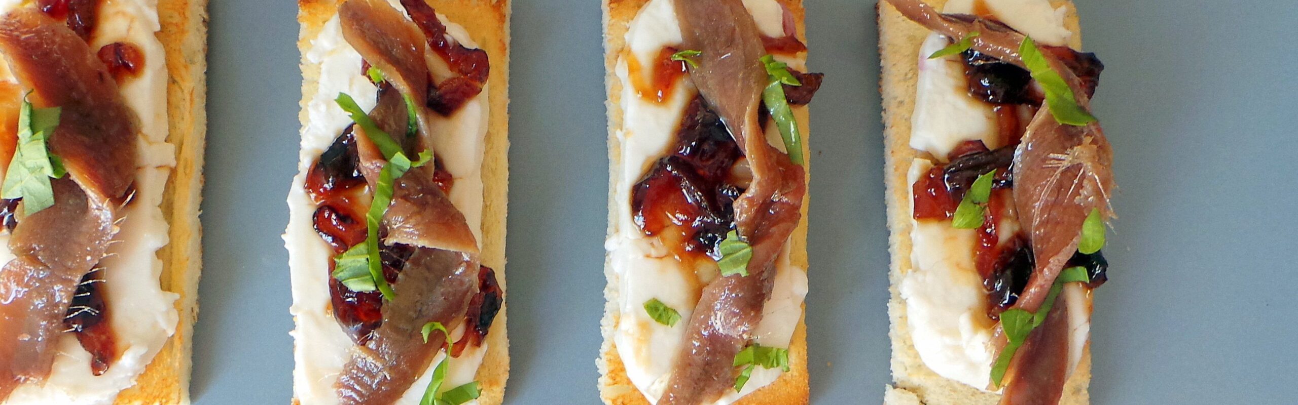 Antipasto economico e veloce: Crostini dolci al formaggio e cipolla caramellata