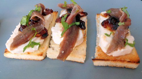 Antipasto salva euro: formaggio fresco, cipolla caramellata e acciughe