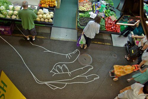 La street art con il nastro adesivo di carta di Buff Diss