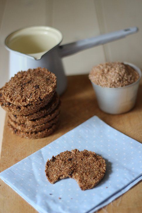 biscotti alla crusca con gocce di cioccolato e latte di mardorle