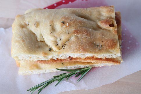 la focaccia perfetta: morbida dentro croccante fuori