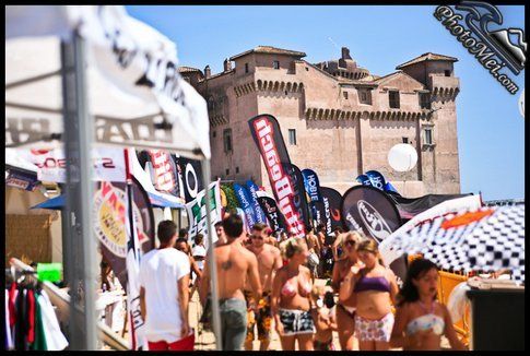 La spiaggia di Santa Severa presa d'assalto