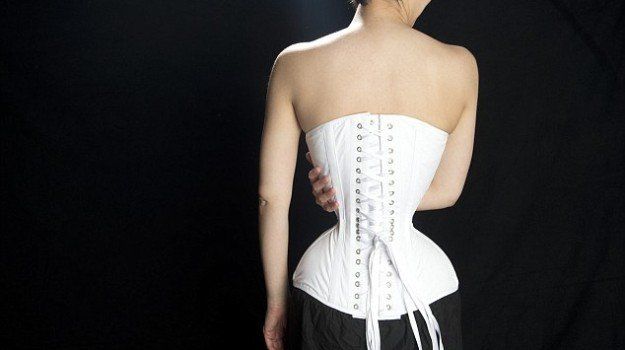 La donna con la vita più stretta del mondo