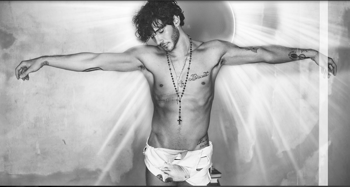 Stefano De Martino come Gesù in croce
