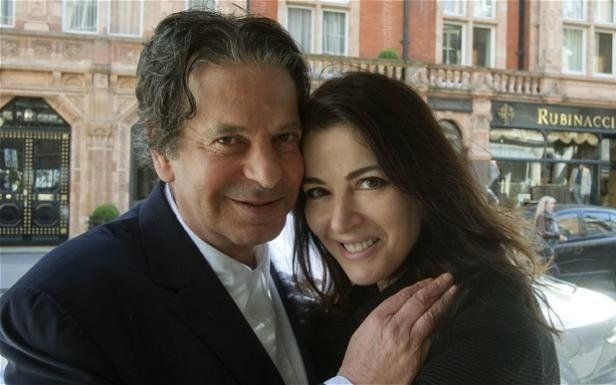 Nigella Lawson strangolata dal marito in un bar
