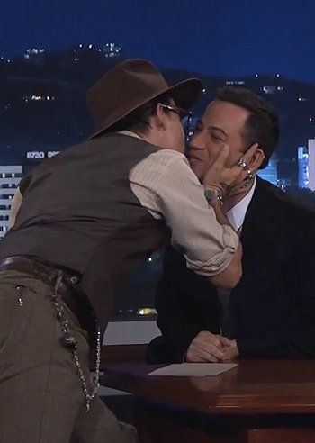 Johnny Depp bacia Jimmy Kimmel
