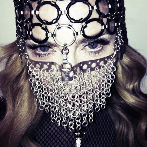 Madonna indossa la maschera niqab - foto dalla pagina facebook ufficiale di Madonna