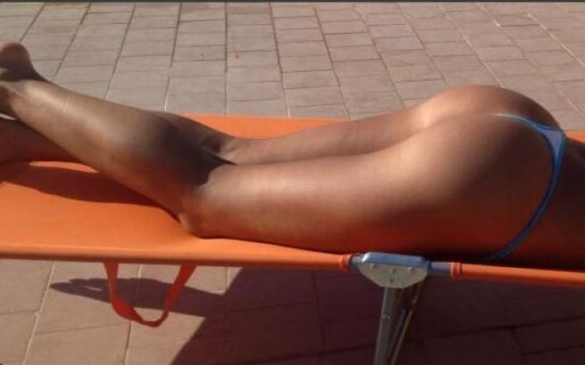 Raffaella Fico e il suo sedere in bella mostra
