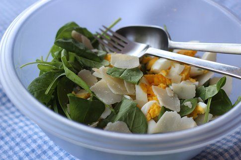 L'insalata con gli spinaci fa bene ed è un pasto completo