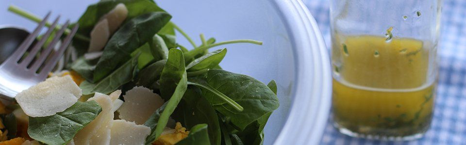 Insalatina di baby spinach, grana e dressing alle erbe aromatiche
