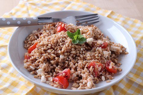 insalata estiva di farro con feta, pomodorini e origano