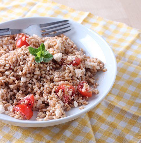 insalata estiva di farro con feta, pomodorini e origano