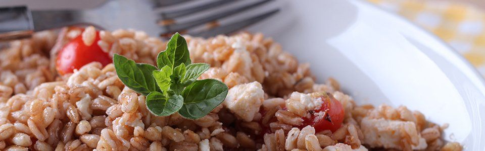 Pranzo in spiaggia: Farro con feta, pomodorini e origano