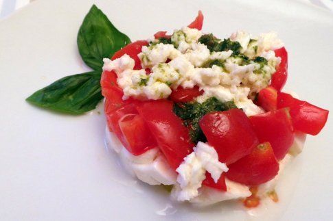 dettaglio caprese nel coppapasta con crema di basilico