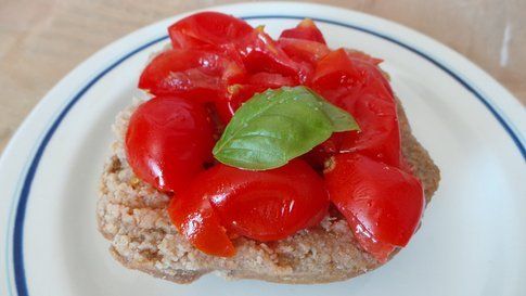 piatto con frisella pronta coperta di pomodori e basilico (Credits photo Francesca Gonzales)