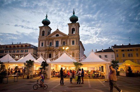 Vista notturna del Festival Vegetariano a Gorizia (foto archivio del Festival Vegetariano)