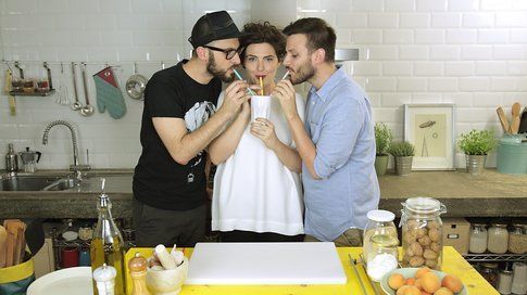 Riccardo e Stefano di GnamBox con Giulia nella loro cucina