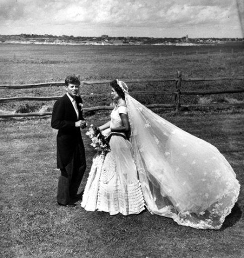 Jackie e John F. Kennedy nel giorno del loro matrimonio - foto da John F. Kennedy Presidential Library and Museum