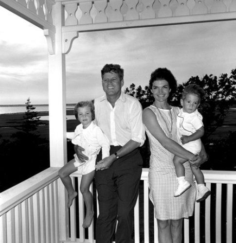 Jackie e John F. Kennedy posano con i figli - foto da John F. Kennedy Presidential Library and Museum