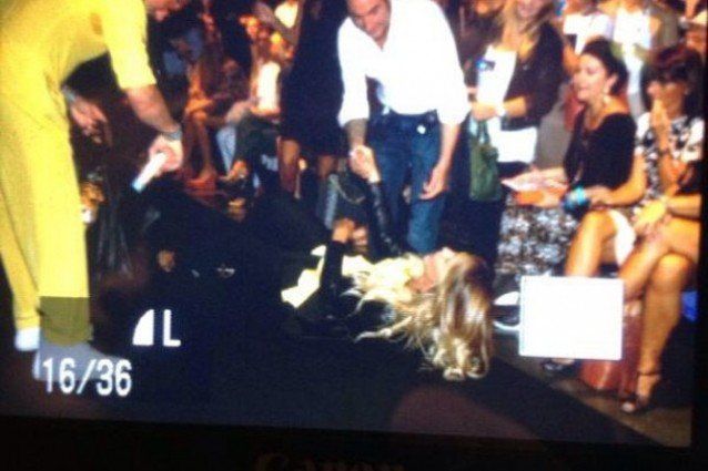 Guendalina Canessa cade in passerella alla Milano Fashion Week