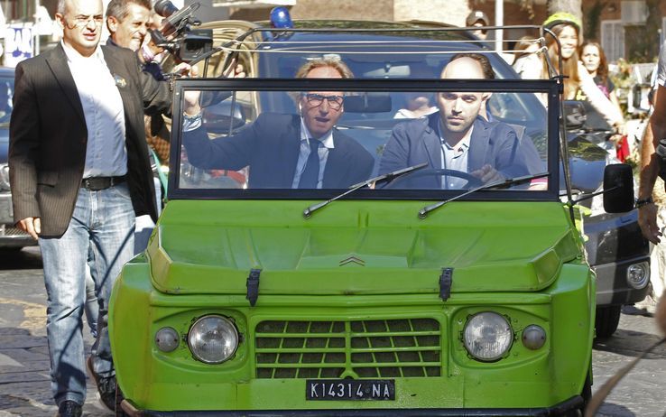 Roberto Saviano alla guida della Mehari di Giancarlo Siani