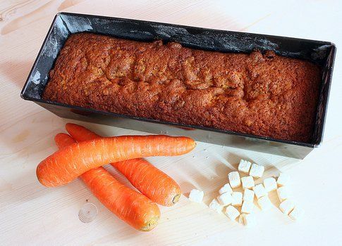 lo stampo con il plumcake alle carote e cocco pronto