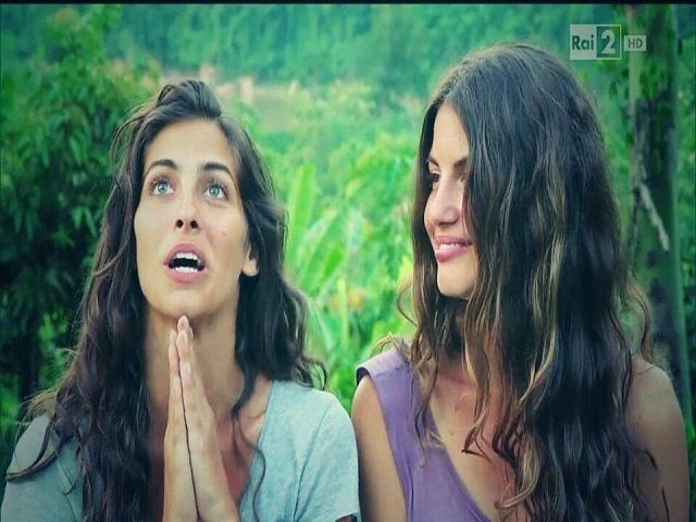 Pechino Express: il bacio saffico tra Francesca Fioretti e Ariadna Romero