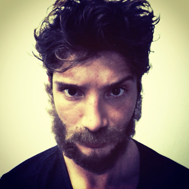 Stefano De Martino in versione neomelodica