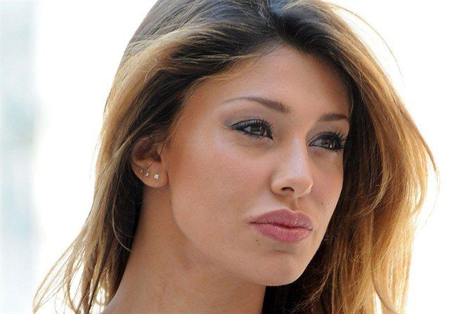 Belén deride un cameriere e gli dà del gay