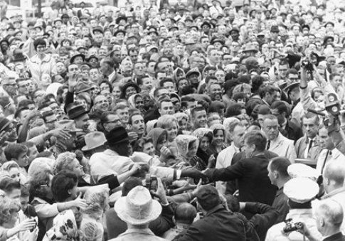 22 novembre 1963: Kennedy tra la folla - foto da John F. Kennedy Presidential Library and Museum