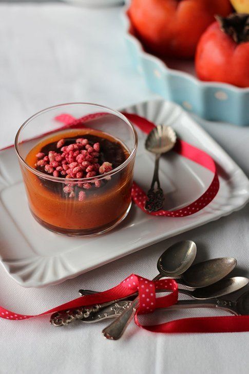 dessert al caco e banana con un soffio di cacao amaro