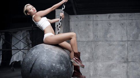 Un frame di Wrecking Ball - foto Miley Cyrus Facebook